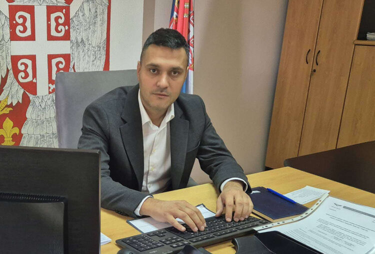 Kucamo na vrata zaboravljenih asova!
Mladen Papović, koji je bio v.d. direktora JGSP uhapšen je krajem 2024. godine u akciji Europola, a trenutno se pred Specijalnim sudom tereti za međunarodni šverc kokaina.
Papović je bio član SPS-a, a potom i SNS-a. To je ta pristojna Srbija.