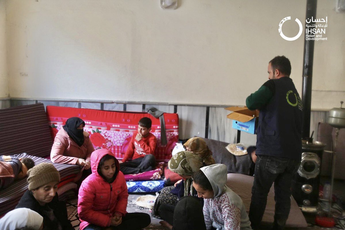 استكمالاً لجهودنا الإنسانية المتواصلة، قدّمت إحسان للإغاثة والتنمية دعماً غذائياً واحتياجات تدفئة للعائلات المقيمة في مراكز الإيواء في #حلب، في استجابة تعكس حضوراً إنسانياً قريباً من الناس وتُحدث فرقاً ملموساً في تفاصيل يومهم وواقعهم.

#إحسان #سوريا #دمشق #سوريا_بدّا_ياك