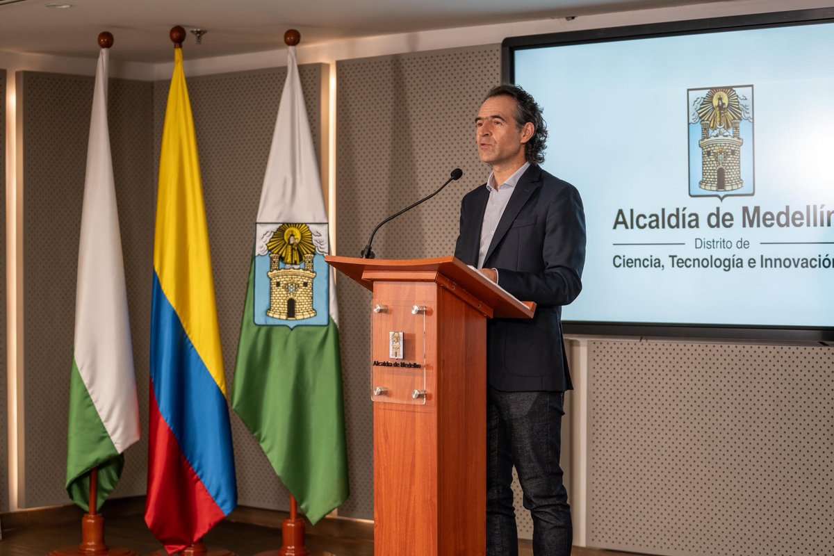 Como Alcalde de Medellín he radicado una solicitud ante la Corte Constitucional, que entra a sesionar hoy, pidiendo suspender el decreto de la supuesta “emergencia económica” con el que Petro quiere hacer y deshacer a su antojo, asumiendo las funciones del Congreso. 
Esta