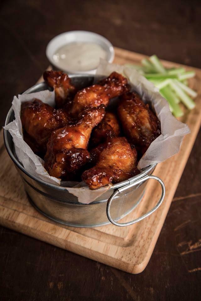Barsport's tweet image. 𝐂𝐡𝐞𝐞𝐤𝐲 𝐓𝐮𝐞𝐬𝐝𝐚𝐲! 😝

Fancy a some Wings? Single joint chicken wings tossed in the sauce of your liking

Boneless wings also available
👉Just Eat - 
👉Cannock Eats - 
👉Uber Eats - 

#DeliveryService #OrderNow #JustEat #cannockeats #barsport