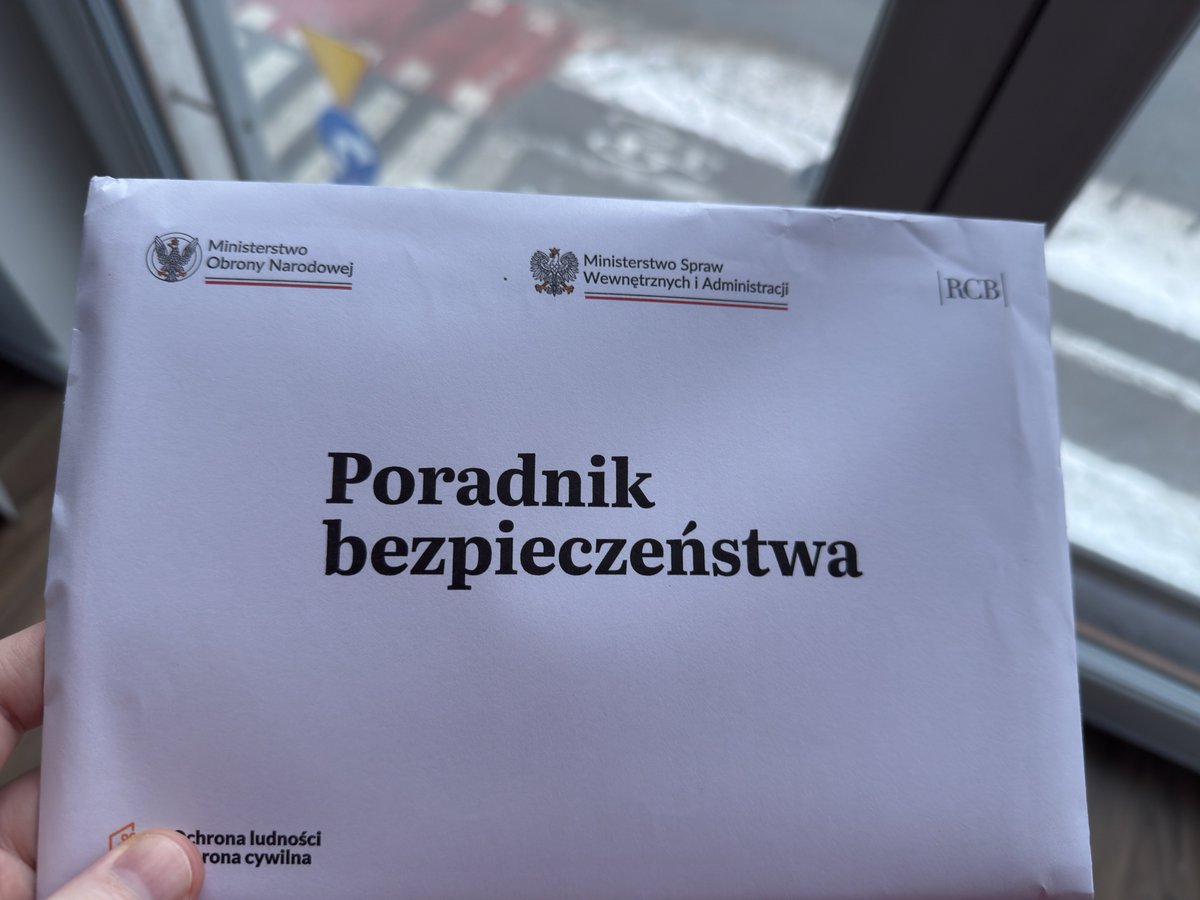 3k's tweet image. Министерство обороны прислало брошюру по обж, хотя я вроде далеко от границы. Раньше видел, что другие люди делились таким, но они прям на границе живут.