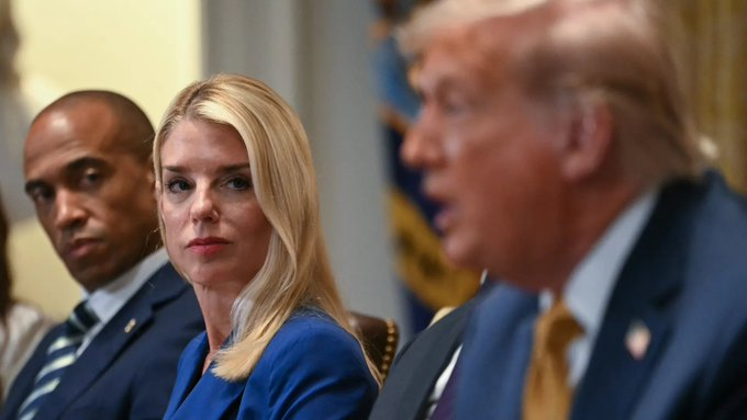 Alcesarlosuyo's tweet image. El Wall Street Journal informa que Donald Trump “se ha quejado repetidamente a sus asesores” en las últimas semanas de que su fiscal general, Pam Bondi, es “débil” e “ineficaz” a la hora de llevar adelante su agenda.  “Este mes, Trump ha hablado con sus aliados sobre cómo podría…