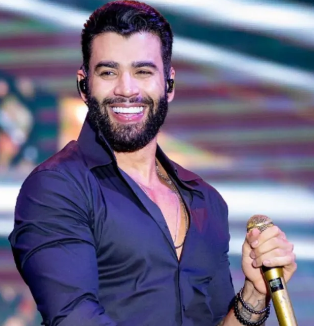 BlogPequi's tweet image. Gusttavo Lima entregou meio milhão de reais para 700 famílias que vivem de lixão na pandemia em Goiás.

Wagner Moura ajudou quem na pandemia?