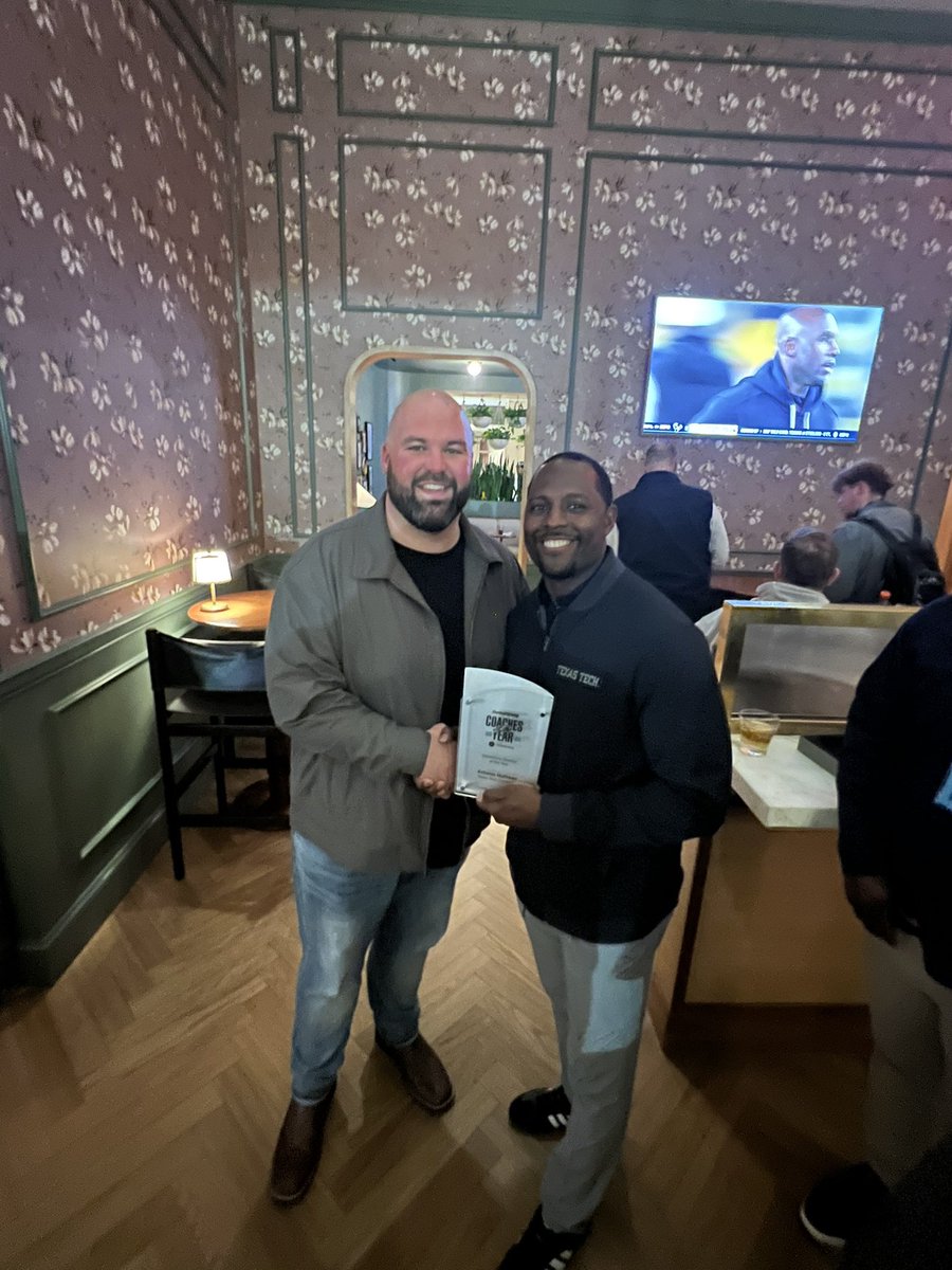 _SamCurtis's tweet image. Congrats to my guy @coachahuff on his DFO of the Year award! Earned! 

@Teamworks X @FootballScoop