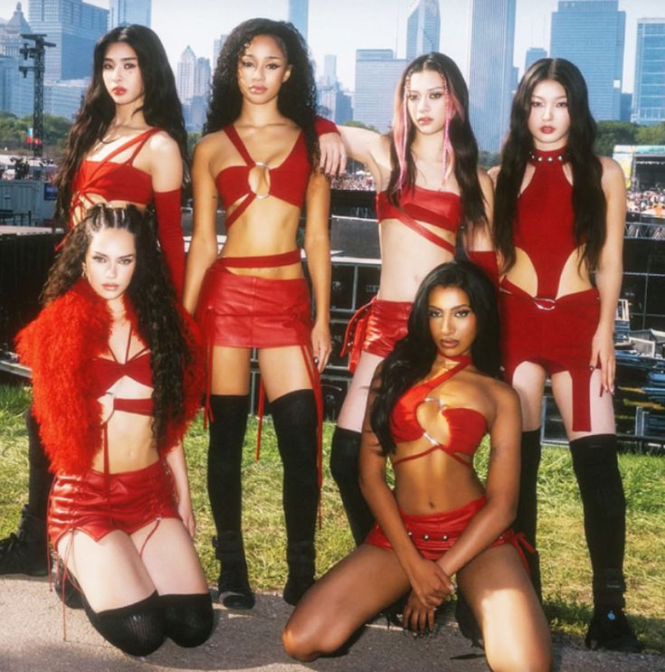 UpdateKGirls's tweet image. 🚨O PODER! KATSEYE se torna o primeiro grupo feminino em 21 anos, desde o Destiny's Child, a ter duas músicas simultâneas no Top 30 da Billboard Hot 100 com "Gabriela" (21) e "Internet Girl" (29). ✨️