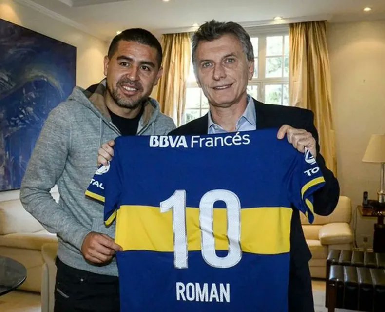 <a href="/DaniJRRCABJ/">Dani</a> <a href="/mauridiosmacri/">MAURIDIOS MACRI</a> Tal es así que lo fue a visitar a casa de gobierno, llevándole una camiseta, porque siempre primero el poder, la guita, los acomodos y el ego
Como le pararon el carro y no le daban los 10 palos que pedía, se cambió de bando
En el medio queda el hincha, usado y manipulado como vos