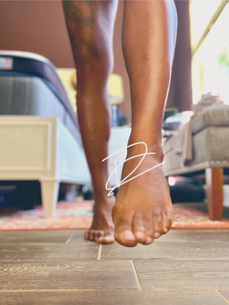 callmedaisy1200's tweet image. Good morning friends!! Enjoy a different part of me….my feet 💋