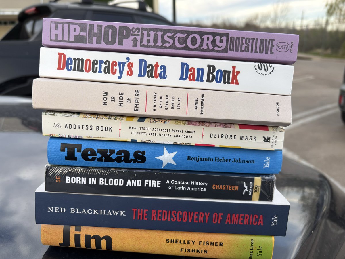 socialstudiestx's tweet photo. Ahem, look what arrived this morning! Shiny new book friends!
#bookchat
#teachtruth https://t.co/B2VD9N20oA