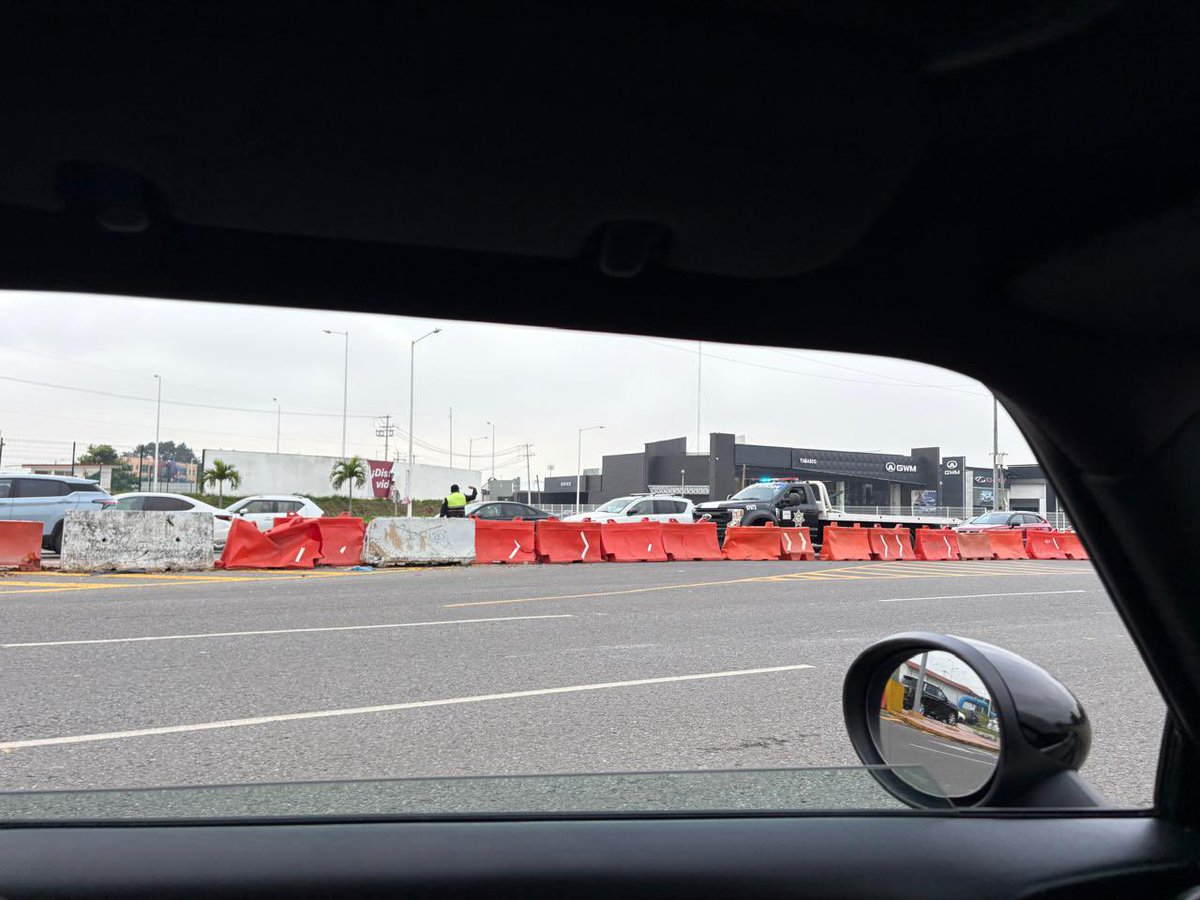 Lo volvieron a hacer: la ineficiente #PEC vuelve a bloquear la fluidez vial en el puente 🌉 de la feria 🎡 sin permitir el desahogo rumbo a Bosques 🌳 de #Saloya <a href="/Gobdetabasco/">GOBIERNO DE TABASCO</a> <a href="/TabascoJavier/">JAVIER MAY</a>