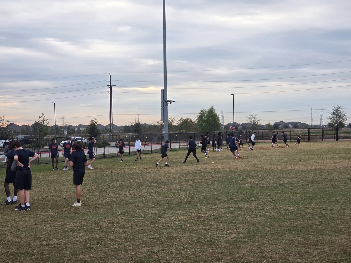 SMSCubs1's tweet photo. 8th grade boys getting after it in the athletic period! @SpragueCubs @CFISDAthletics @BridgelandFB https://t.co/qcFB8K2CkM