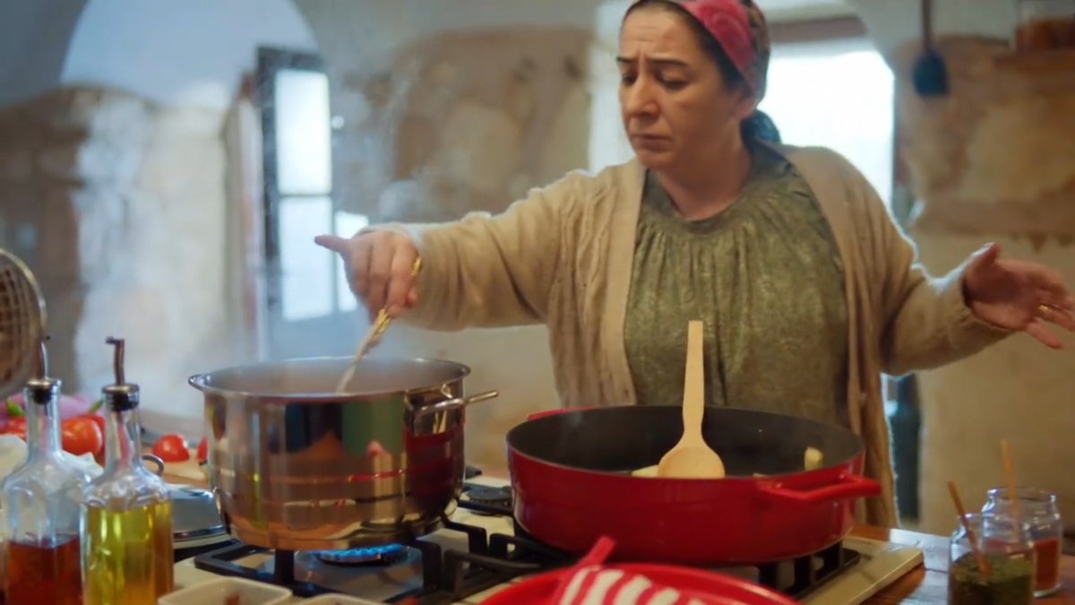 lightandsystem's tweet image. مسكة أومو للملعقة تقول أنها نادراً ما تدخل المطبخ، بينما بكيزة تمسكها باقتدار وكأنها مسؤولة عن طبخ شوربة اللحم بكمّيات يومياً!