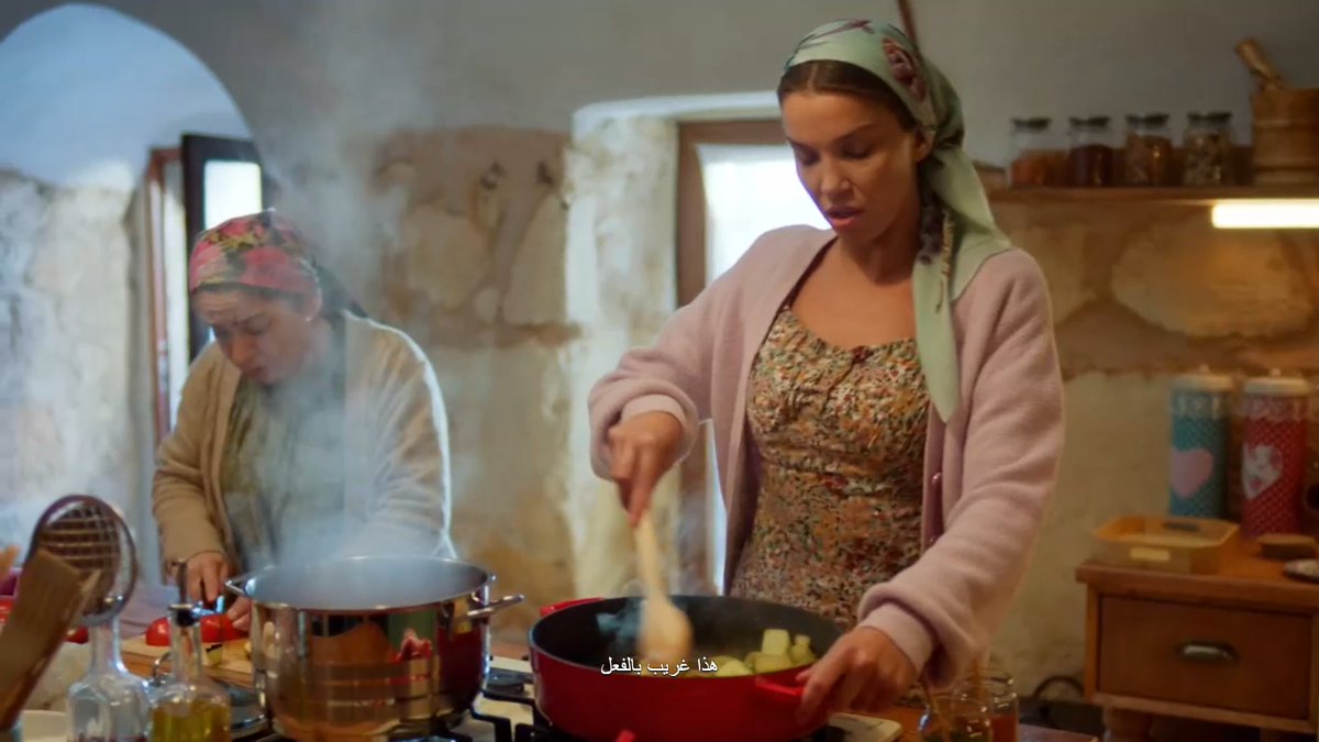 lightandsystem's tweet image. مسكة أومو للملعقة تقول أنها نادراً ما تدخل المطبخ، بينما بكيزة تمسكها باقتدار وكأنها مسؤولة عن طبخ شوربة اللحم بكمّيات يومياً!