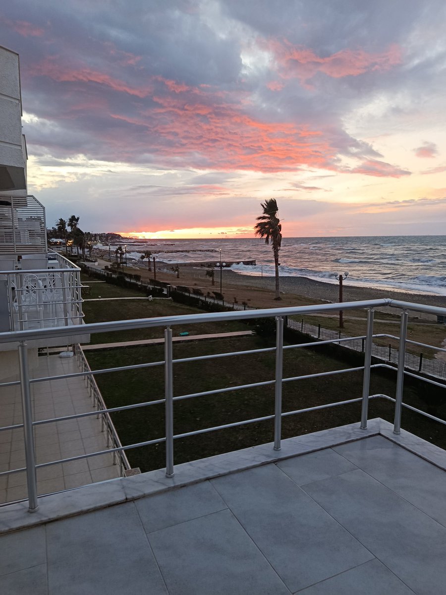 Rüzgardan kafamızı dışarı çıkaramıyoruz ama manzaraya ölüyorum 😎