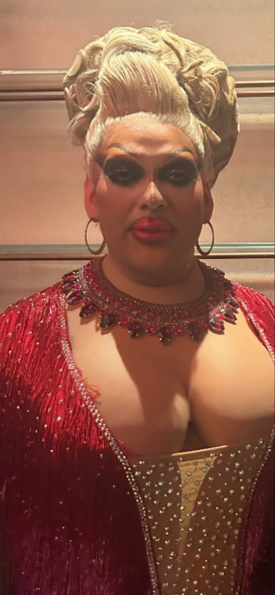 MxSilverWare's tweet image. Yall will contour your clavicles before you contour your jawlines.