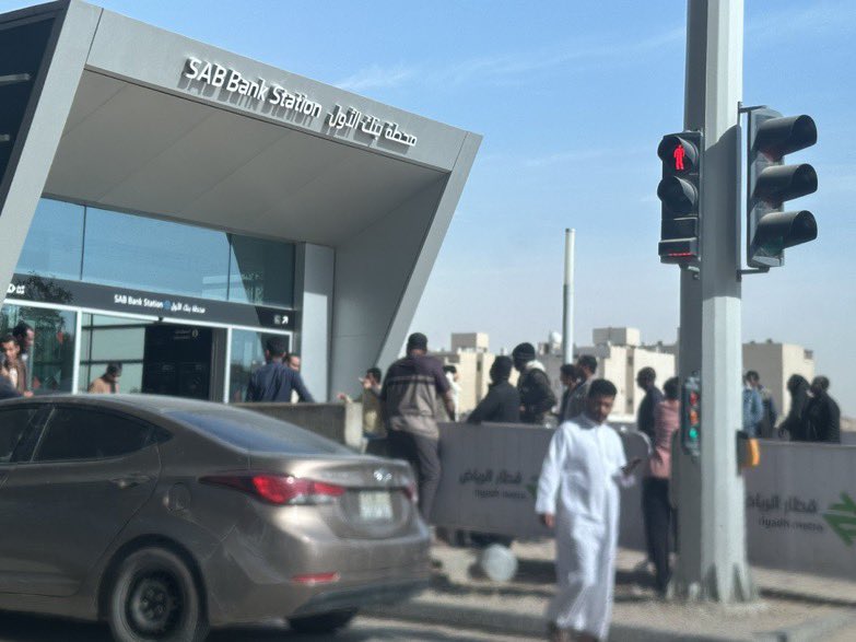 turki_alsubaie3's tweet photo. نثق في هيئة النقل ووزارة الداخلية ووزارة الموارد البشرية..لكن ما نشاهده اليوم أمام بوابات المترو يكشف حجم كارثة حقيقية في سوق النقل الموجة..مخالفون يعملون بشكل علني..وبعض تطبيقات النقل نفسها تقوم بتسجيلهم وتشغيلهم رغم مخالفة ذلك لنظام توطين تطبيقات النقل الموجّه الصادر من وزارة الموارد البشرية.

هذا الوضع يضر بالسوق ويظلم الكباتن السعوديين النظاميين، ونأمل محاسبة كل مخالف – أفرادًا وتطبيقات..بشكل عاجل وحازم لحماية النظام والاستقرار في هذا القطاع.

@Saudi_TGA @MOISaudiArabia @HRSD_SA