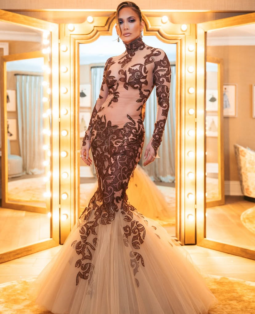 Jennifer Lopez in Los Angeles, ahead of the 83rd Golden Globe Awards, wearing a vintage Jean-Louis Scherrer gown layered beneath a natural fur coat. 🎥

#jlo #goldenglobes #LosAngeles  #NaturalFur #Furmark