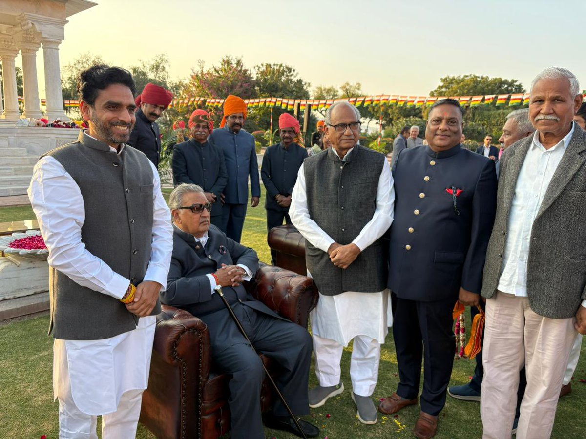 Rajendra_Gehlot's tweet photo. आज जोधपुर के महाराजा गज सिंह जी के जन्मदिवस के अवसर पर उम्मेद भवन पैलेस में आयोजित जन्मदिन समारोह में उपस्थित होकर महाराज साहब को जन्मदिन की हार्दिक शुभकामनाएँ एवं मंगलकामनाएँ प्रेषित की।

प्रभु श्रीराम से कामना है कि आप सदैव स्वस्थ रहें। https://t.co/wEKX51GMBL