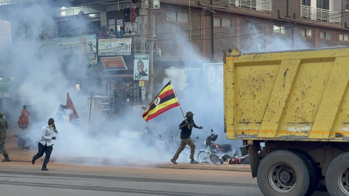 Ntalebrian22's tweet image. Dear Kenyans.

We are currently going drak, off internet. What you will see online posted by regime will be total lie. Alot will be going on in the dark and you won't know.

But as you stood besides Tanzanians during that darkest times, we humbly request you to do the same for us