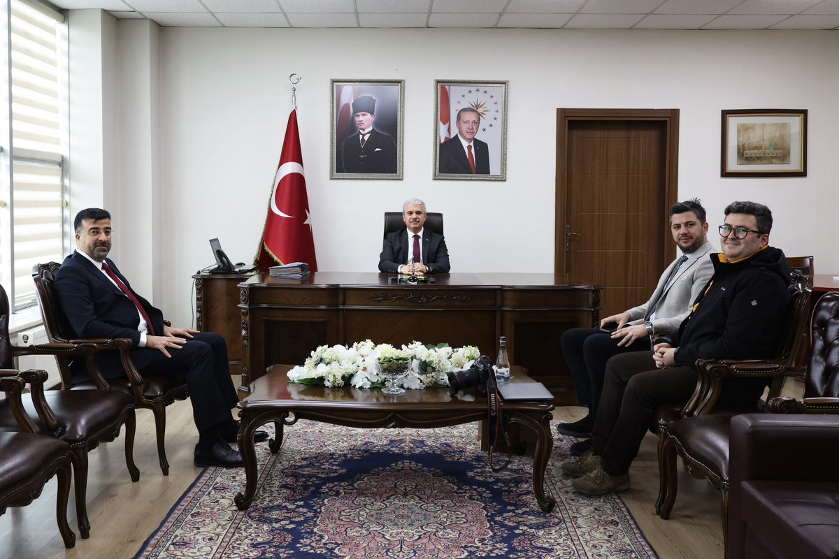 TCKonyaValiligi's tweet photo. Valimiz İbrahim Akın, Anadolu Ajansının (AA) gözünden 2025'e damga vuran olaylara ait fotoğrafların yer aldığı "Yılın Kareleri" oylamasına katılarak oyunu kullandı.

@anadoluajansi nın fedakârca çalışan tüm ekibini tebrik eden Vali Akın, başarılı çalışmalarının devamını diledi.

@Vali_Akin