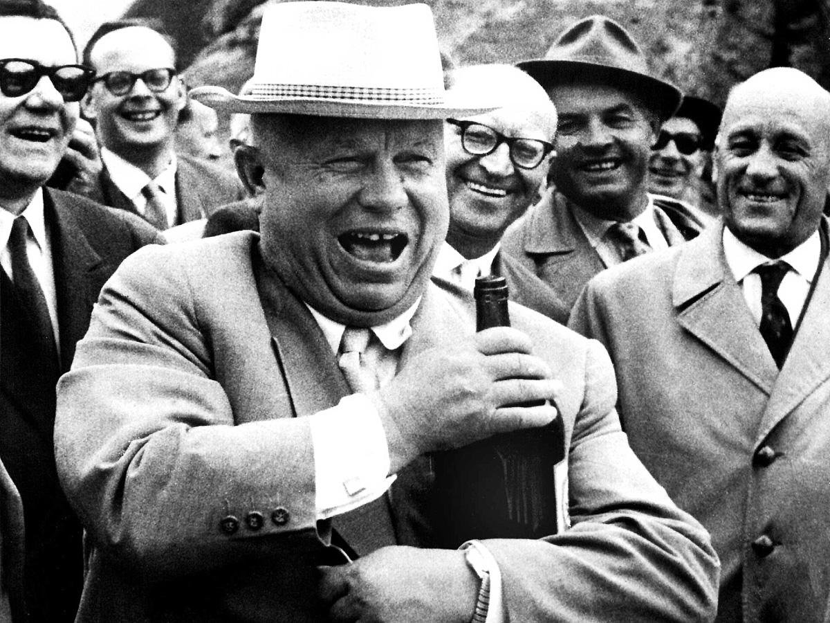 En septiembre de 1955, Nikita Jrushchov concedió una amnistía a colaboradores nazis.

Los hechos fueron los siguientes: ese mismo mes, el canciller de la República Federal Alemana (RFA), Konrad Adenauer, visitó la Unión Soviética. 

Esto ocurría apenas unos meses después de que,