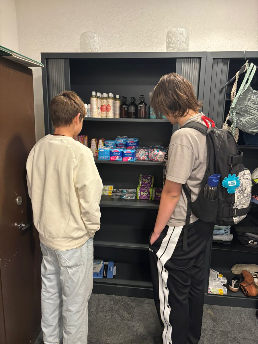 📚#InternationaleDagvanhetOnderwijs. ISK Den Bosch biedt jongeren die nieuw zijn in Nederland meer dan alleen onderwijs. Met steun van het Armoedefonds is de school een MUP en is er een verzorgingskast met gratis producten. Zo zorgen we samen voor gelijke kansen voor leerlingen.