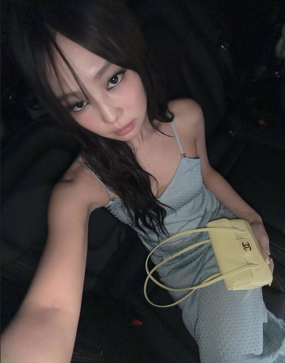 pwithp_official's tweet image. 🍋Chanel 26P JENNIE Preppy CoCo

เปิดตัวมาแรงตอนงาน Paris fashion week
พร้อมลง ig caption “𝑫𝒐 𝒚𝒐𝒖 𝒍𝒊𝒌𝒆 𝒎𝒚 𝒃𝒂𝒈 ”

first launch ทำมา 5 สีนะคะ มีใครเล็งน้องบ้าง🥳