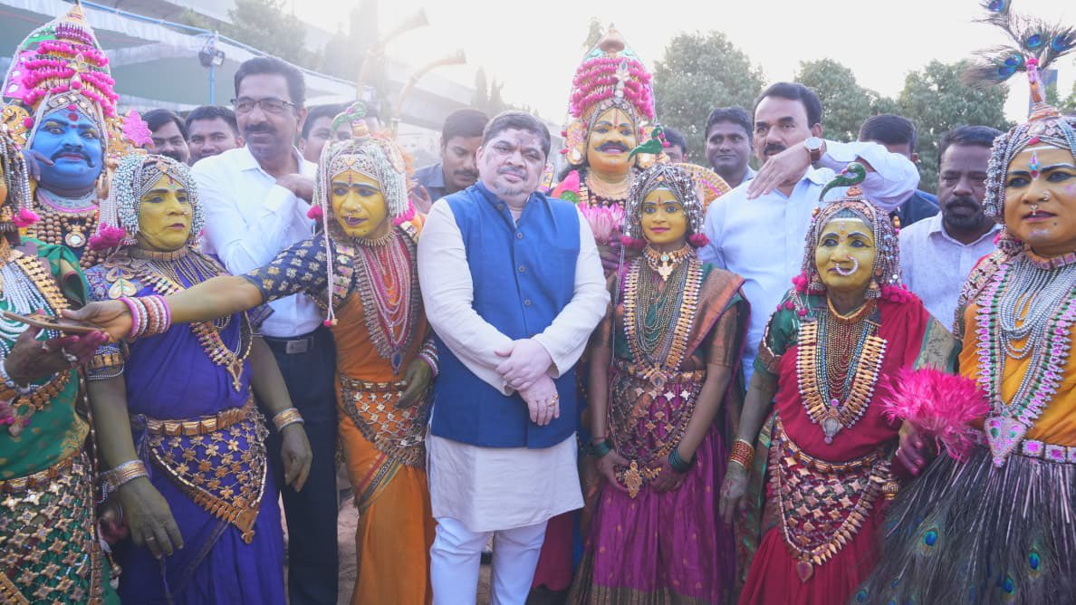 Ponnam_INC's tweet photo. The International Kite and Sweet Festival was inaugurated at the Parade Ground along with fellow Minister Jupally Krishna Rao garu 
On the occasion of the Kite Festival inauguration, I flew kites and participated in the celebrations.

The event witnessed enthusiastic participation and showcased the vibrant cultural spirit.
