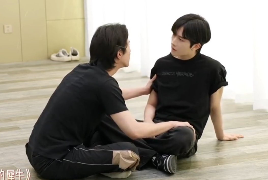 scarronherface's tweet image. Sumpah ini hot banget. Jiwa dominan calming-nya axing tuh kayak keluar otomatis buat nenangin pacarnya yang lagi tantrum