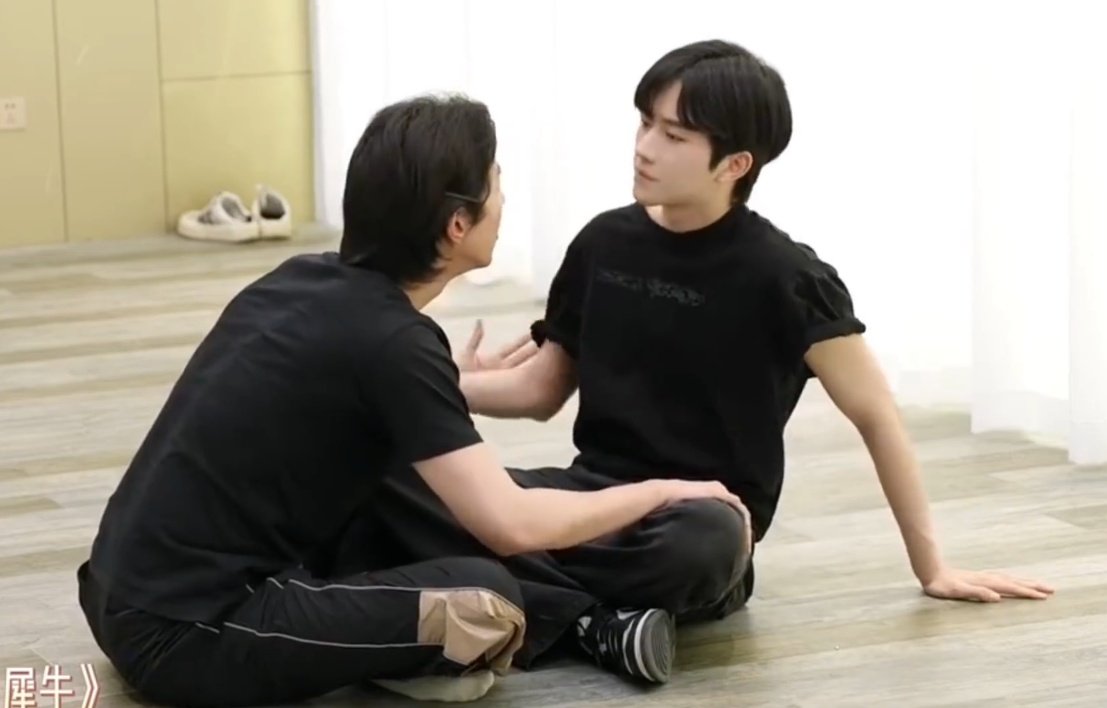 scarronherface's tweet image. Sumpah ini hot banget. Jiwa dominan calming-nya axing tuh kayak keluar otomatis buat nenangin pacarnya yang lagi tantrum