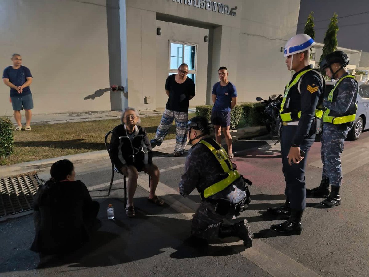 RedSkullxxx's tweet image. 📣 ประชาสัมพันธ์ ตามหาญาติผู้สูงอายุ

ขณะนี้พบ ผู้สูงอายุป่วยอัลไซเมอร์
จำบ้านไม่ได้ นั่งอยู่บริเวณ ทอ. 7–8
ตั้งแต่ช่วงหัวค่ำที่ผ่านมา

🙏 หากผู้ใดเป็นญาติ หรือทราบข้อมูลของผู้สูงอายุรายนี้ ขอความกรุณาติดต่อเจ้าหน้าที่โดยด่วน

📞 ร.ต.ไชยสรัณย์ ตรีสนธิ์
โทร. 087-784-7214…