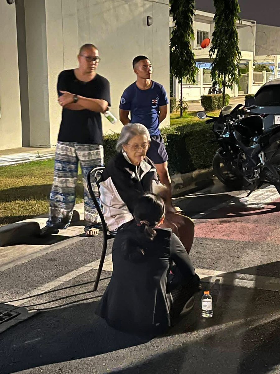 RedSkullxxx's tweet image. 📣 ประชาสัมพันธ์ ตามหาญาติผู้สูงอายุ

ขณะนี้พบ ผู้สูงอายุป่วยอัลไซเมอร์
จำบ้านไม่ได้ นั่งอยู่บริเวณ ทอ. 7–8
ตั้งแต่ช่วงหัวค่ำที่ผ่านมา

🙏 หากผู้ใดเป็นญาติ หรือทราบข้อมูลของผู้สูงอายุรายนี้ ขอความกรุณาติดต่อเจ้าหน้าที่โดยด่วน

📞 ร.ต.ไชยสรัณย์ ตรีสนธิ์
โทร. 087-784-7214…