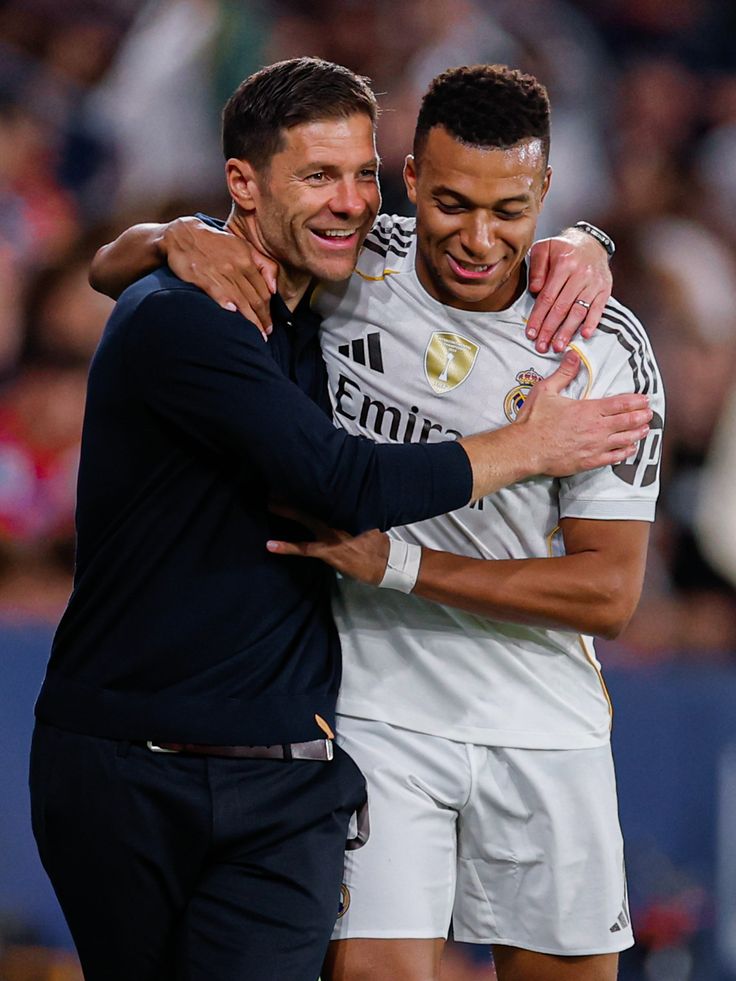 realmadridindo1's tweet image. 🚨 BERITA TERKINI: Mbappé mencoba MENYELAMATKAN pekerjaan Xabi.

Dia tahu bahwa jika Xabi kalah di Supercopa, kemungkinan besar dia akan dipecat..

Itulah mengapa Kylian terbang ke Arab dan melakukan segala cara untuk memaksakan diri bermain demi menyelamatkan Xabi.. @lequipe