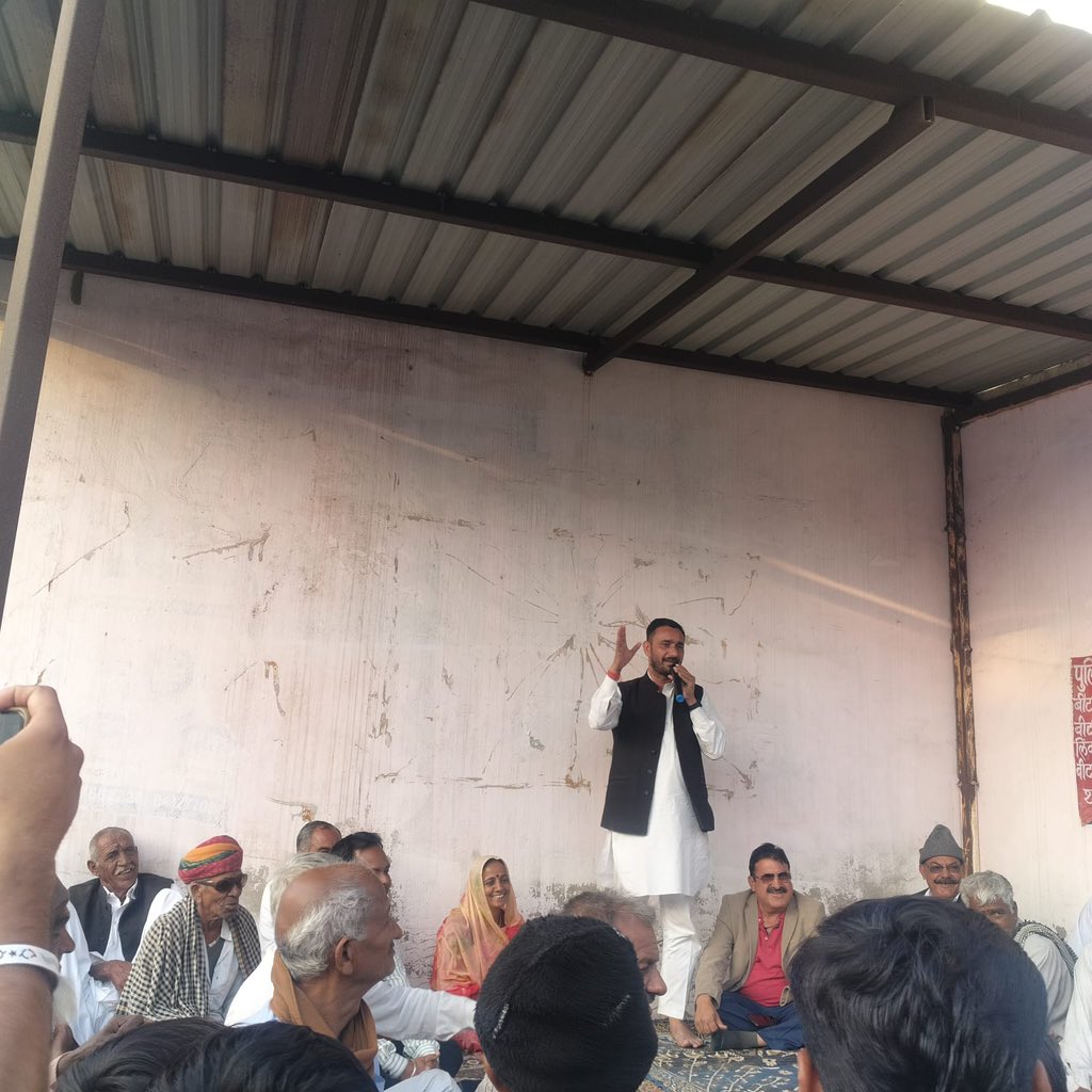 HanumanBangra_'s tweet photo. आज़ विधानसभा क्षेत्र जायल के रोल और तरनाऊ में मनरेगा बचाओं संग्राम के तहत आयोजित बैठक में शामिल हो कर इस योजना से संबंधित आम लोगों से संवाद किया।
@GovindDotasra @ashokgehlot51 @SachinPilot @TikaRamJullyINC @Sukhjinder_INC @Chiranjeev_INC @INCIndia @INCSandesh @INCRajasthan https://t.co/NqEbVzDi4M