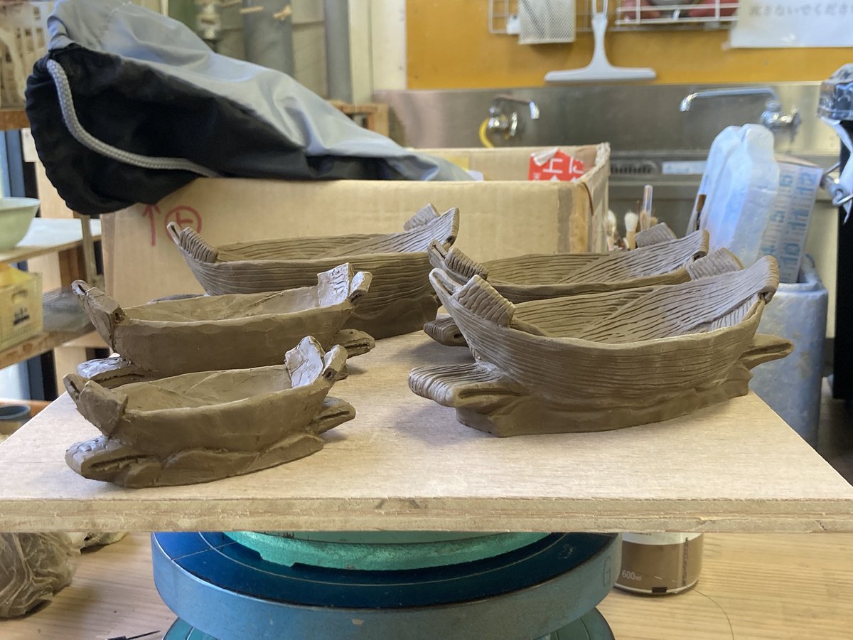redleaves6's tweet image. 陶芸教室へ。
10月個展に向けて制作。
笹舟、葉っぱ、羽、星､､。
陶芸教室のお仲間様と先生が 今日からグループ展！
丸山は個展後ボンヤリ酷過ぎて、参加失敗。
土曜日までだけど、行けたらいいなぁ。
ボン・ヴォイージ
岡山市中区倉田357  有 駐車場
11〜16時（17日最終日15時）
#art #ceramic