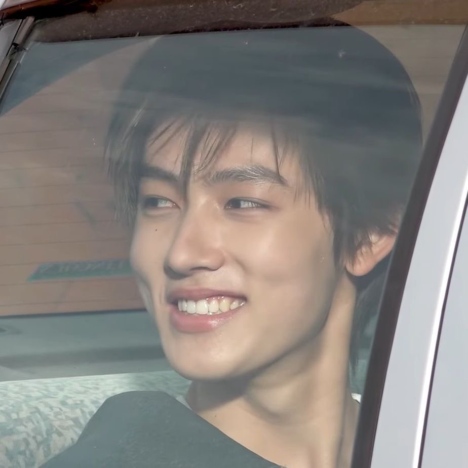 hyeonfm's tweet image. his smile really heals us :((( i hope no one ever dims that light, hope he knows how much love surrounds him. we love you hyeon 🥹