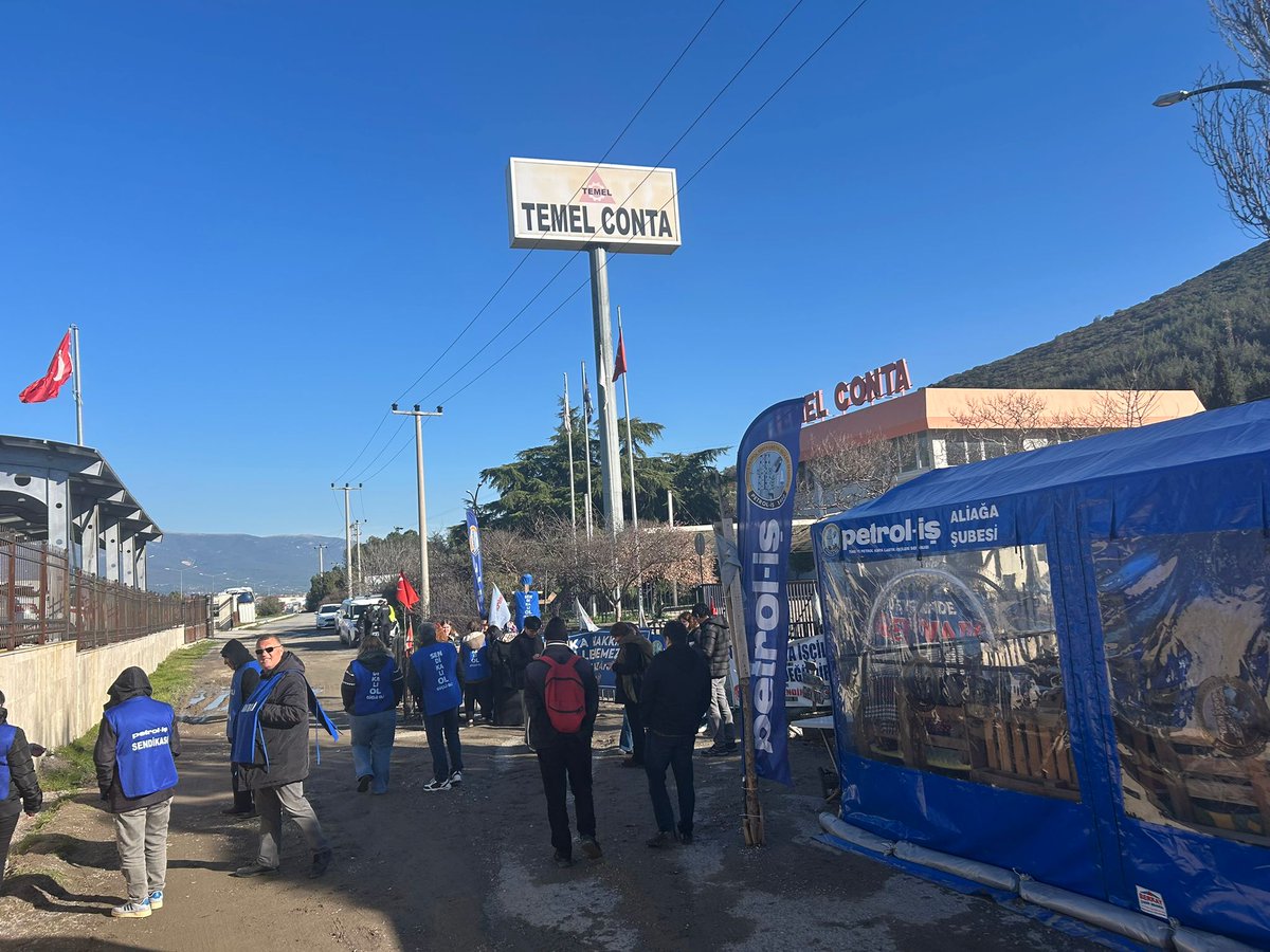 400 günü aşkın bir süredir işyerleri önünde sendikal hakları için grevde olan Temel Conta işçilerinin, patronun fabrikayı tahliye yönündeki girişimine karşı yaptığı dayanışma çağrıları sonrasında fabrika önünde toplanan birçok kurumun dayanışmasıyla bekleyiş sürüyor.