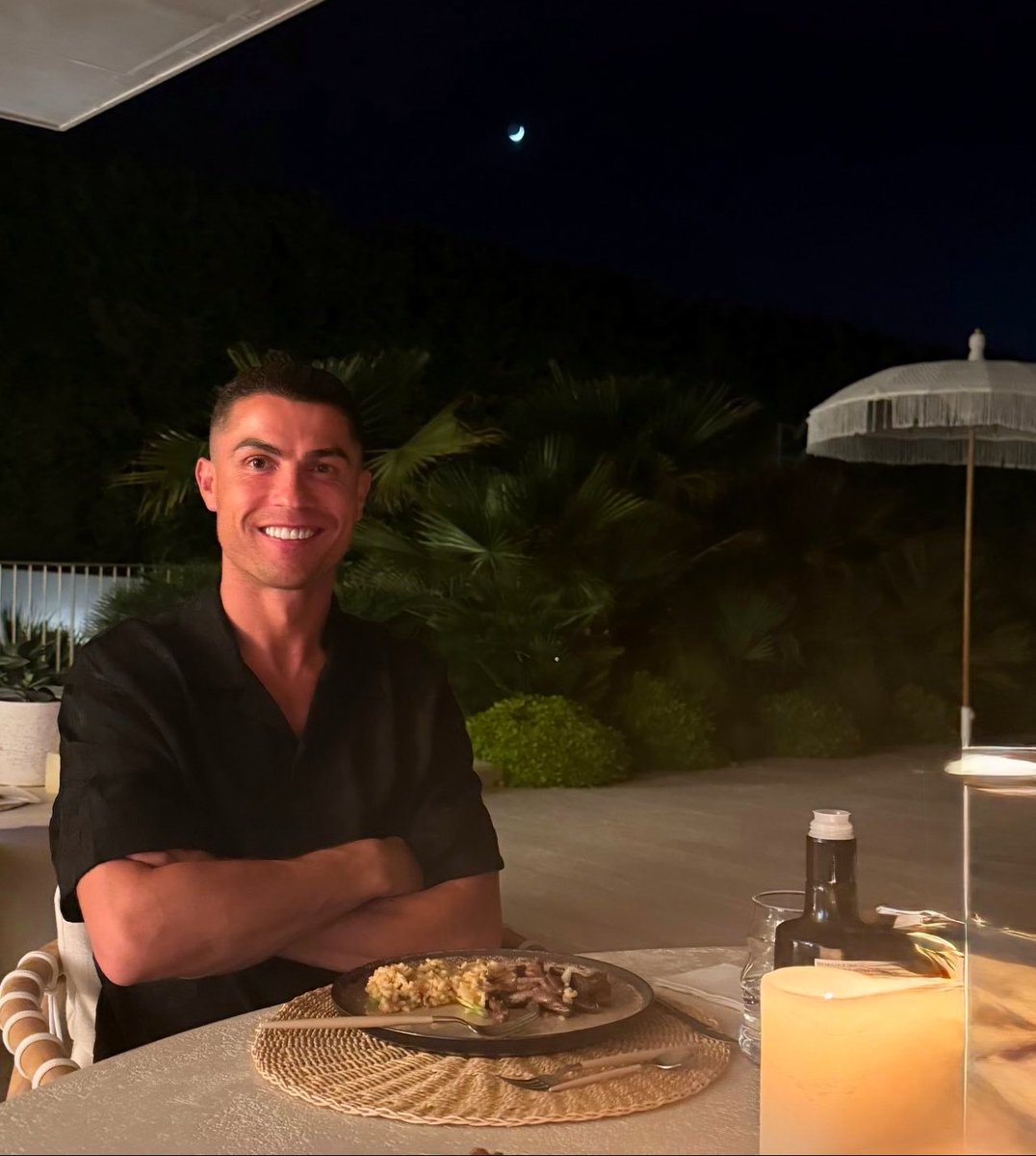 تخيل جماهير نادي النصر بعد كل خسارة تحط اللوم على هذا القمر ..!!؟

ياخي والله مابدي احلف بس حذاء كرستيانو اكبر من تاريخ النصر