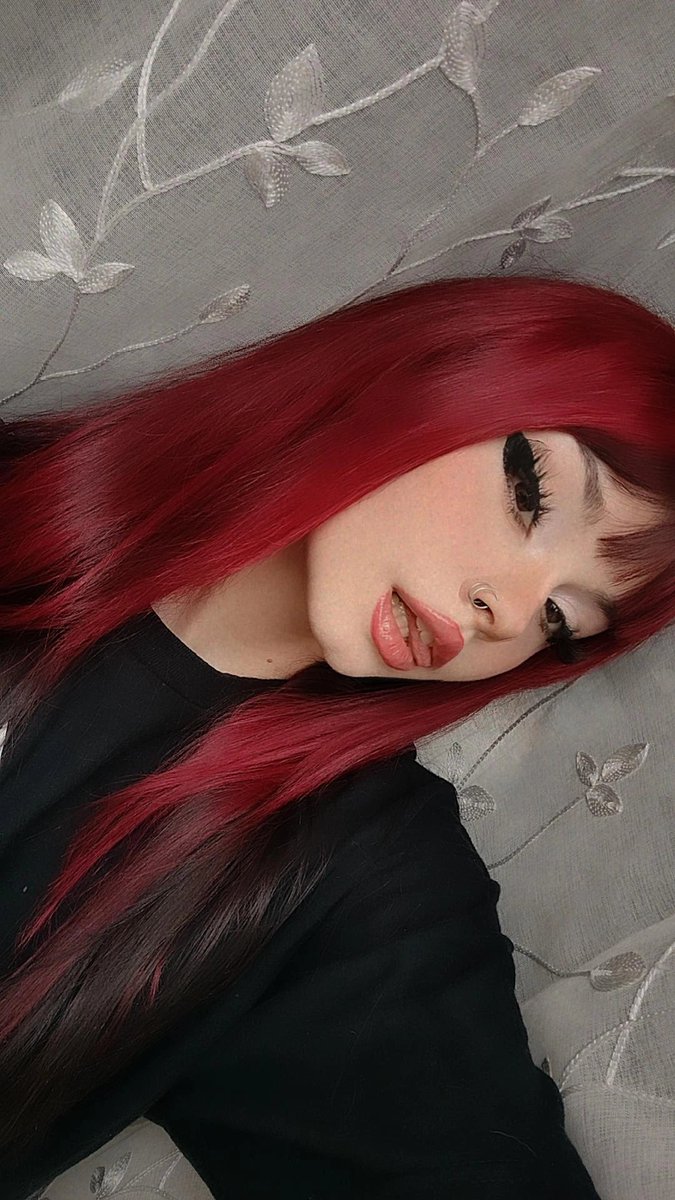 theakaleina's tweet photo. Volví al rojo 👉🏻👈🏻 https://t.co/18vI4OM2AI