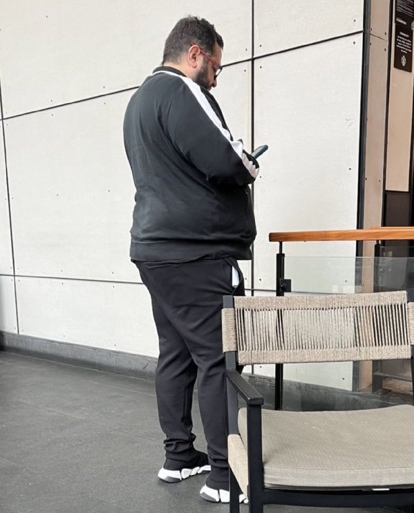 Cada vez que sale una foto nueva deos hijos del puto anciano pendejo, solo se confirma que no les molestaban los privilegios de los de antes; odiaban no tenerlos ellos. Que chinguen a su madre.