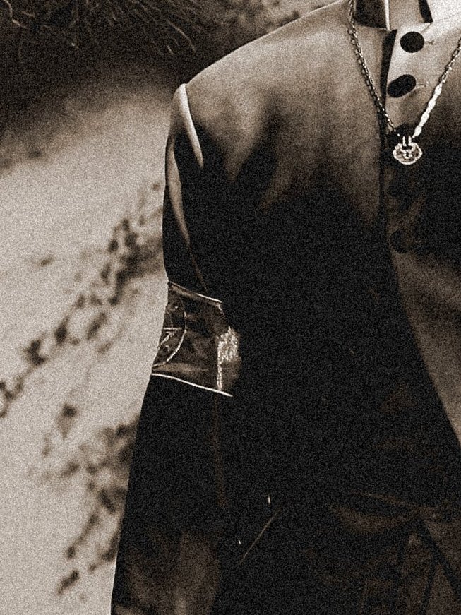 hotyapper's tweet image. HE'S WEARING THE ARMBAND AGAIN OH MY GOD ATINY WE ARE SOOOO BACKKKKK 😫‼