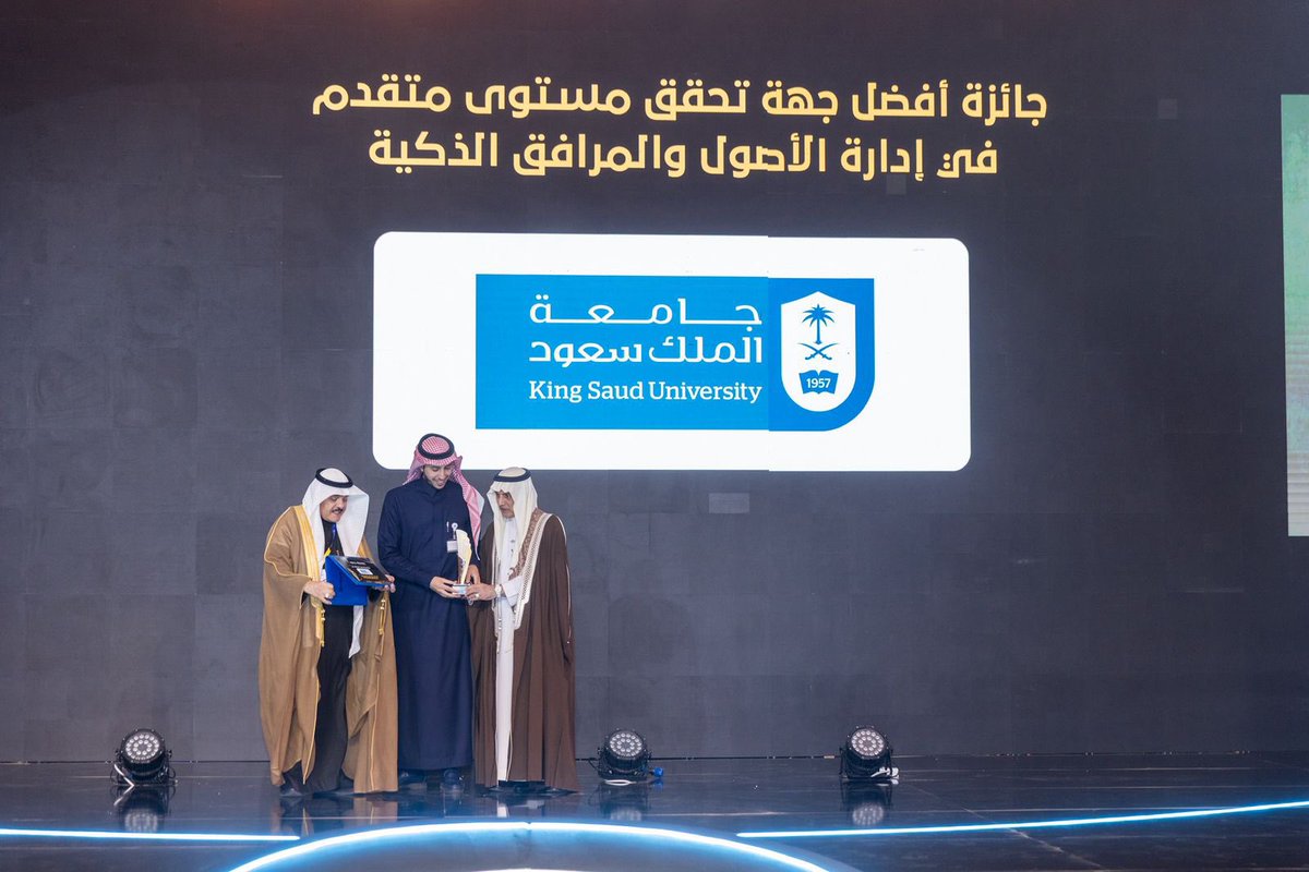 حققت #جامعة_الملك_سعود ممثلةً بوكالة الجامعة للمشاريع إنجازًا جديدًا يضاف إلى سجل إنجازات الجامعة، وذلك بحصولها على جائزة أفضل جهة تحقق مستوى متقدم في إدارة الأصول والمرافق الخارجية من المجلس العربي لإدارة الأصول والمرافق والصيانة، وذلك تأكيدًا على كفاءة الجامعة وتميزها في إدارة