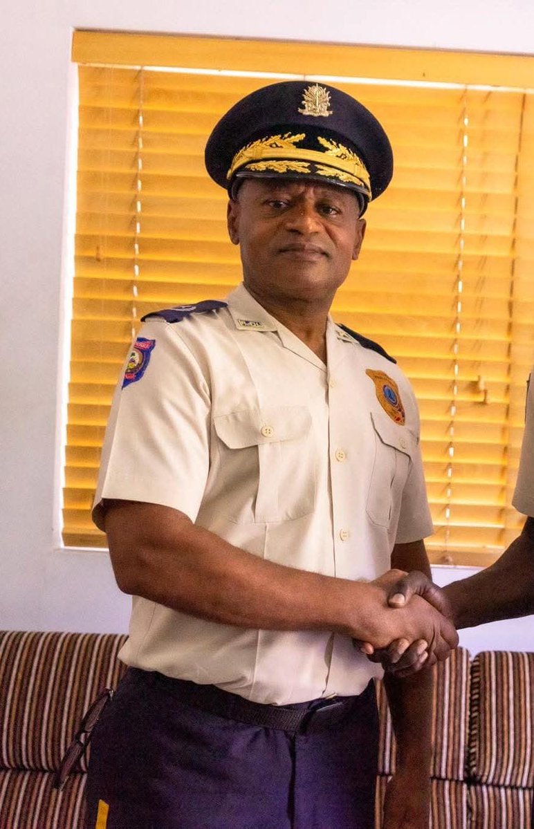 GazetteHaiti's tweet image. Le coordonnateur de la sécurité du Palais national, Cangé Pierre Louis, est convoqué ce matin à la Direction centrale de la police judiciaire (DCPJ).
Le président du Conseil présidentiel de transition (CPT), Laurent  Saint-Cyr, l’aurait accusé de fomenter un coup d’État visant à…