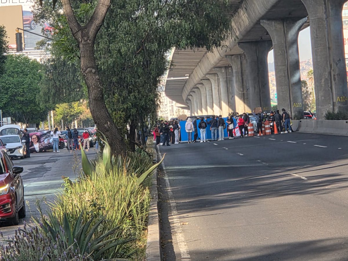 Bloqueo de alumnos de la UPN en periférico sur carriles centrales frente a TV Azteca dirección a Insurgentes. Precaución