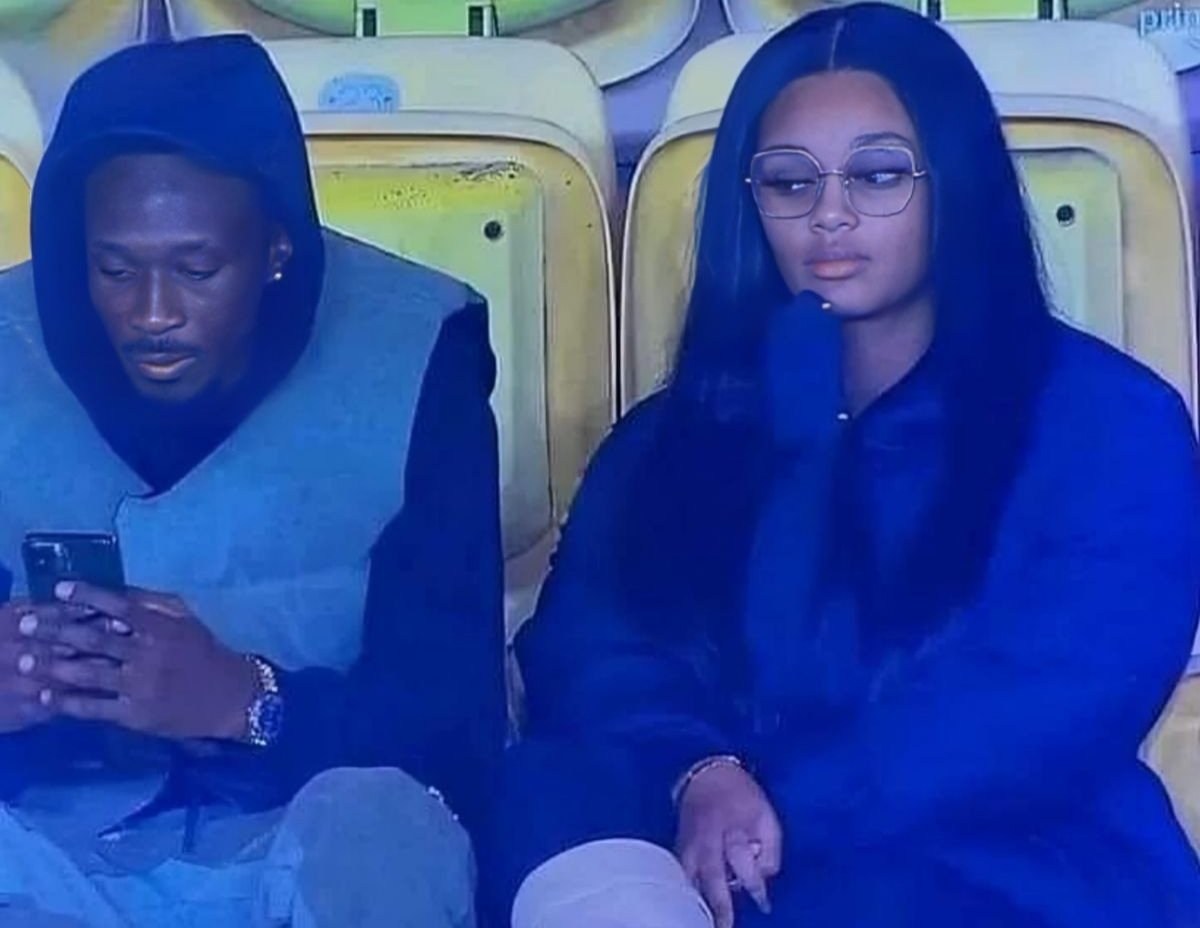 isnt_she_selena's tweet image. Nobody:
Me on a bus reading other people's conversation.