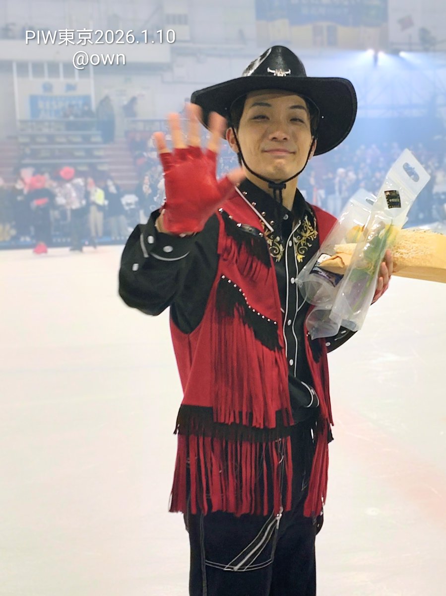 PIW東京 2026.1.10 夕方公演
アイスショー初心者の友人は1本だけ買ったお花をよーじ君に渡しました

友人へのお手振り後、私のスマホのICE BRAVE ステッカーを見つけ「アイスブレイブもありがとうございます！」とお声掛け下さいました！嬉しい✨️
#中野耀司
#PIW東京
#プリンスアイスワールド