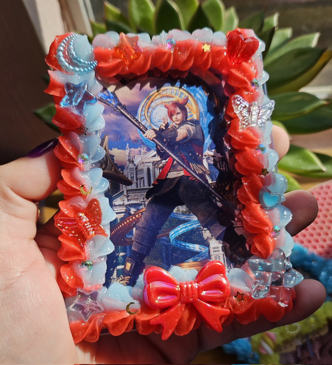 The G'raha Tia photocard is done!
I'm using a small easel to display it on my craft desk! ♡

Which character would you like to see next? ^^
#FFXIV #FinalFantasyXIV #ffxivart