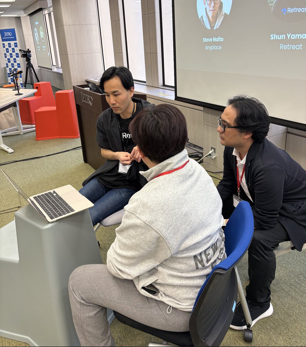twistartups's tweet photo. But often, the REAL magic happens during the moments between sessions, when our resident mentors and experts spend a lil one-on-one time with the founders. Here's @shyamady of @planretreat checking out a deck with the team from @zenmetrycorp. https://t.co/lnolDD5oDT