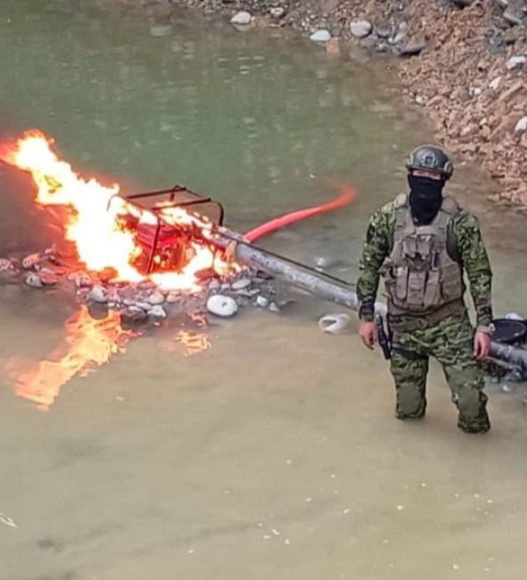 ¡CAMPAMENTO DE MINERÍA ILEGAL DESMANTELADO EN ESMERALDAS! 💪

➡️ Con información proporcionada por inteligencia militar, el #BloqueDeSeguridad, a través del <a href="/EjercitoECU/">Ejército Ecuatoriano</a>, ejecutó una operación militar contra la minería ilegal en el sector Selva Alegre, cantón Eloy Alfaro,