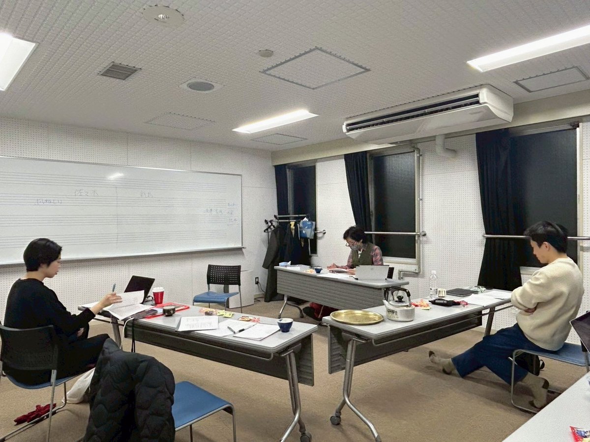 本日の稽古場。
台本とにらめっこしています。
初日まであと1ヶ月。
頑張ります。

2月13日［金］20:00
2月14日［土］12:00｜20:00
2月15日［日］12:00｜16:00

🎫ご予約お待ちしております。
r7ticket.jp/23db19b03cf5bcc