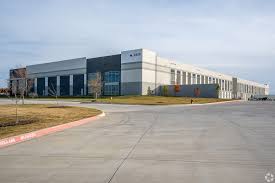 RealtyStacker's tweet image. Realty Income just signed a partnership deal with GIC, a major global real estate investor and Singapore's sovereign wealth giant. Let's dive into the deal:

$1.5B+ Custom-built warehouses and distribution centers, designed specifically for top-tier tenants and locked in with…